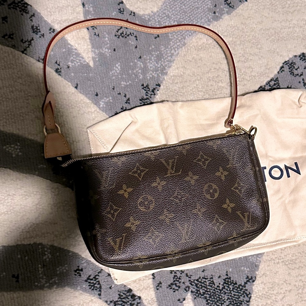 Louis Vuitton pouchette